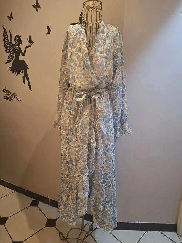 Robe blanche fleurie & asymétrique